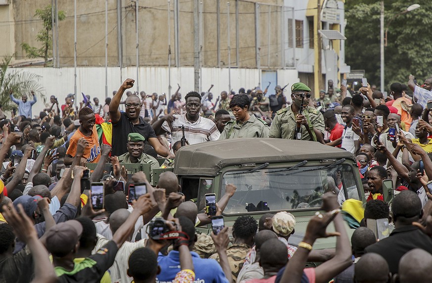 epa08611366 Malians cheer as Mali military enter the streets of Bamako, Mali 18 August 2020. Local reports indicate Mali military have seized Mali President Ibrahim Boubakar Ke� ?ta in what appears to ...