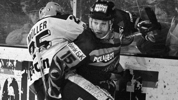 Alan Haworth, rechts, kanadischer Eishockey-Profi im Dress des SC Bern, in Aktion gegen Mueller in einem Nationalliga-A-Spiel, aufgenommen im Januar 1992 in Bern. Haworth spielte in der Saison 1989/90 ...