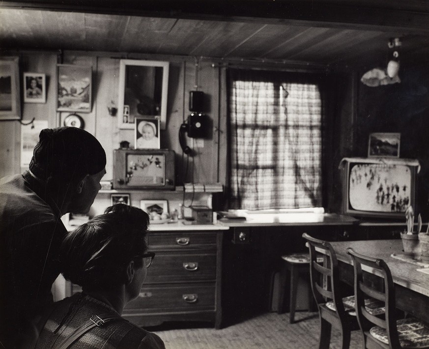 Die Anschaffung eines TV-Gerätes ist nicht billig. Daher stehen in vielen Haushalten auch nach der Einführung des Farbfernsehens Schwarz-Weiss-Geräte. Aufnahme des Fotografen Walter Studer von 1964.
