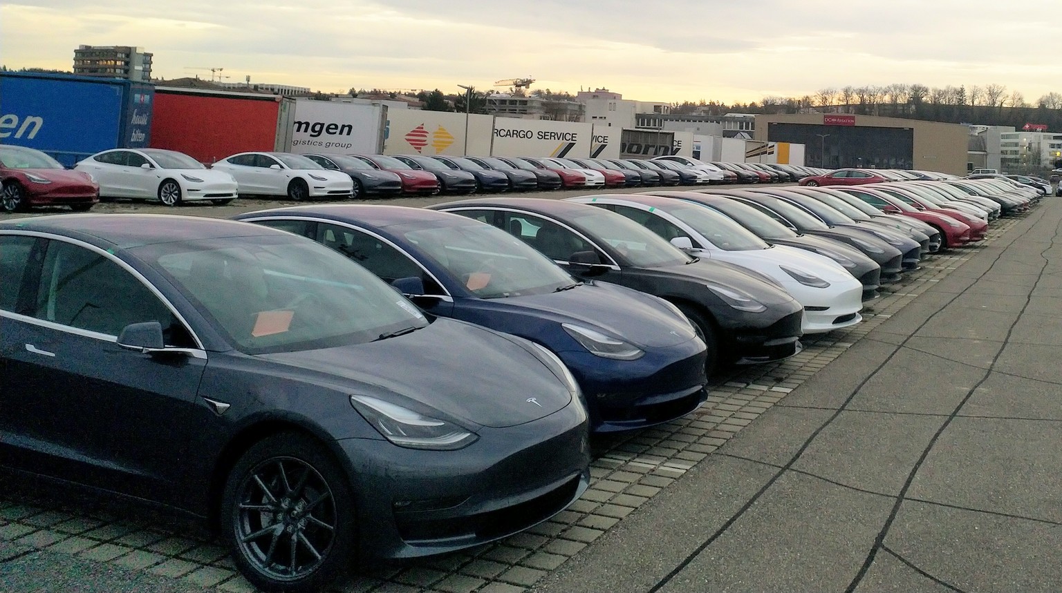 tel: 
Tesla 3 sind in der Schweiz (Kloten Flughafen) eingetroffen 😍😍😍😍😍😍