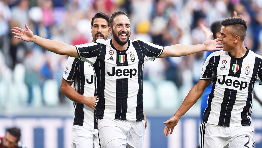 epa05533669 Juventus&#039; Gonzalo Higuain (C) celebrates with his teammates Paulo Dybala (R) and Sami Khedira (L) after scoring a goal during the Italian Serie A soccer match between Juventus FC and  ...