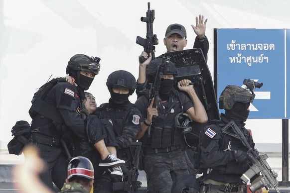 epa08204356 Soldiers evacuate a hostage from the scene of a mass shooting at the Terminal 21 shopping mall in Nakhon Ratchasima, Thailand, 09 February 2020. According to media reports, at least 21 peo ...