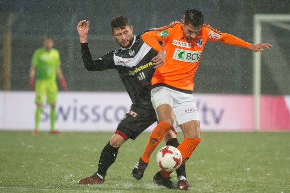 Lugano&#039;s Fabio Daprela, left, and Lausanne&#039;s player Gonzalo Eulogio Zarate fight for the ball, during the Super League soccer match between FC Lugano and FC Lausanne, at the Cornaredo stadiu ...