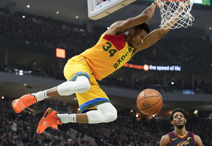 Milwaukee Bucks&#039; Giannis Antetokounmpo dunks during the first half of an NBA basketball game against the Cleveland Cavaliers Sunday, March 24, 2019, in Milwaukee. (AP Photo/Morry Gash)