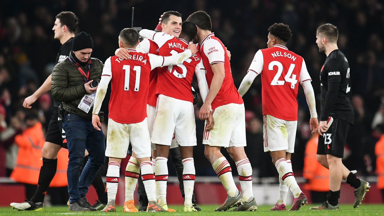 epa08098331 Arsenal&#039;s Granit Xhaka (C) celebrates with teammates after winning their game at the end of the English Premier league soccer match between Arsenal and Manchester United held at the E ...