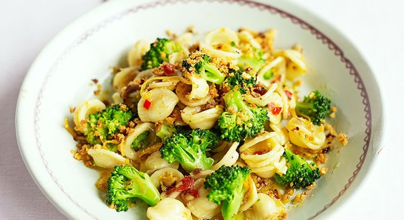 orechiette con broccoli acciuge sardellen brokkoli pasta italienisch http://www.jamiemagazine.it/it/recipe/117-orecchiette-con-broccoli-acciughe-e-limone