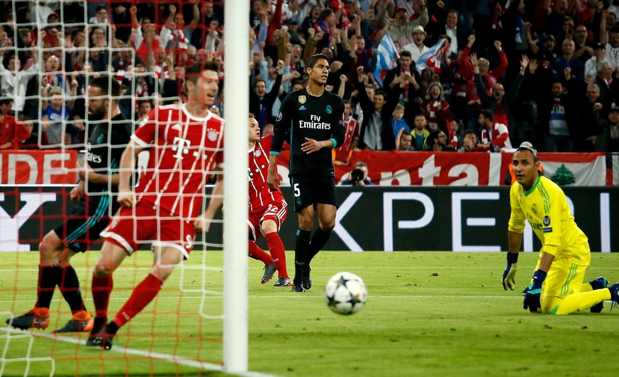 epa06692784 Real Madrid&#039;s Raphael Varane (2-R) and Real Madrid&#039;s goalkeeper Keylor Navas (R) react after Bayern&#039;s Joshua Kimmich (C) scores the 1-0 goal during the UEFA Champions League ...