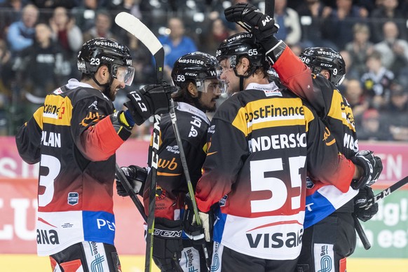 Berns Vincent Praplan, links, freut sich mit seinen Mitspielern ueber seinen zweiten Treffer zum 2:0 beim Eishockey Meisterschaftsspiel der National League zwischen dem SC Bern und den HC Davos, am Sa ...