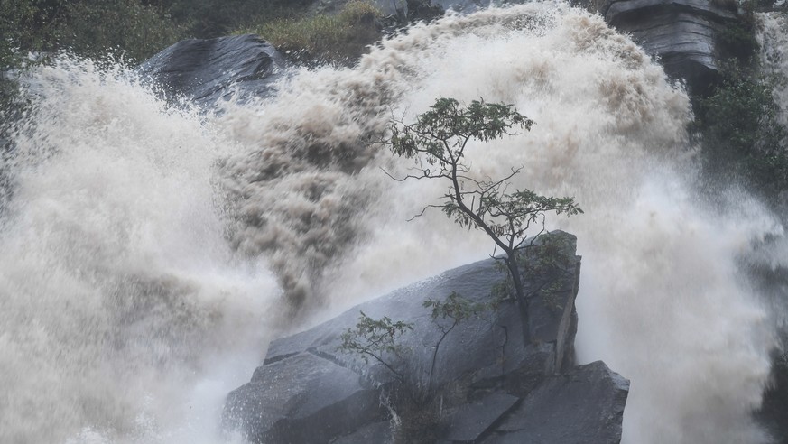 Ein Wasserfall fuehrt sehr viel Wasser, am Samstag, 29. August 2020, in Cresciano. In der Schweiz regnet es von Freitag bis Sonntagabend teilweise stark, im Tessin deutlich ueber 200 Liter pro Quadrat ...