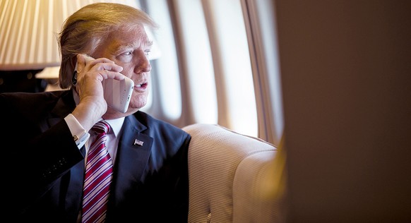 Trump mit iPhone, Anfang 2017 an Bord der Air Force One.