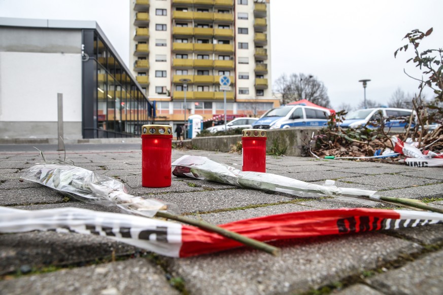 epaselect epa08229796 Flowers and candles are placed near a crime scene were five people shoot dead, after two shootings in Hanau, Germany, 20 February 2020. According to media reports, at least nine  ...