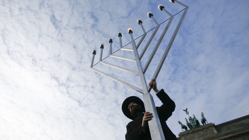 Rabbiner stellen am Freitag, 11. Dezember 2009, vor dem Brandenburger Tor in Berlin einem Chanukka-Leuchter auf. Chanukka ist das achttaegige juedische Lichterfest und wird dieses Jahr vom 11. bis 18. ...