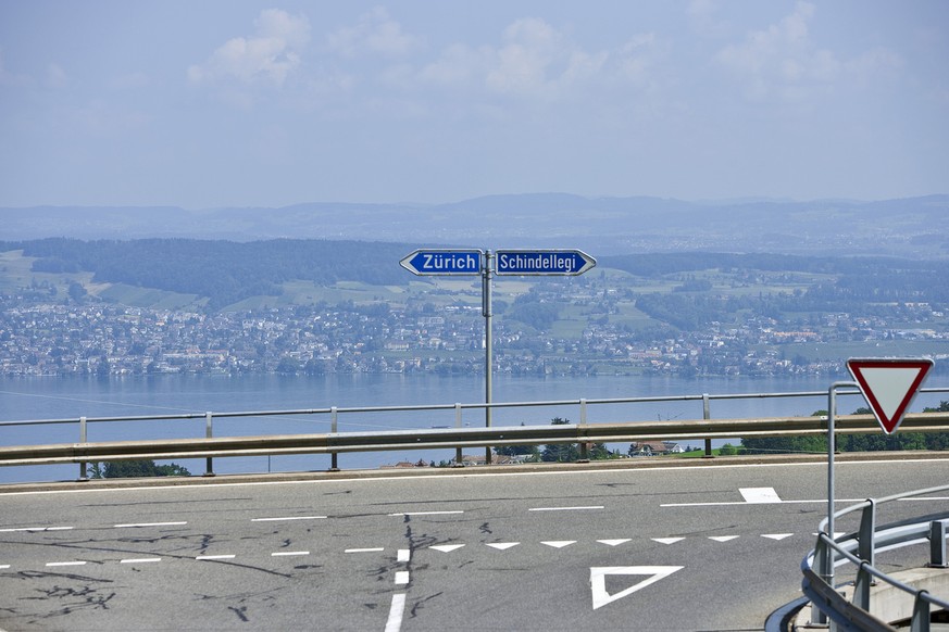 Roadsign on an intersection in Wollerau in the canton of Schwyz, Switzerland, pictured on June 29, 2009. (KEYSTONE/Gaetan Bally)

Verkehrsschild an einer Kreuzung in Wollerau im Kanton Schwyz, aufgeno ...