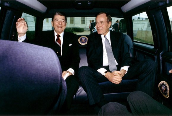 Noch-US-Praesident Ronald Reagan und sein gewaehlter Nachfolger George Bush treffen am 20. Januar 1989 gemeinsam in einer Limousine zur Vereidigung von Bush am Capitol in Washington D.C. ein. (KEYSTON ...