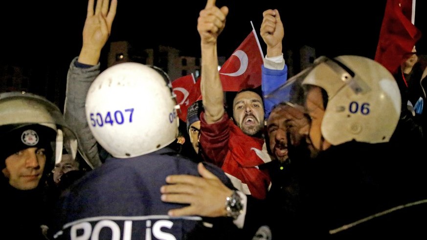 3. April: Erdogan-Anhänger erwarten ihren Präsidenten.