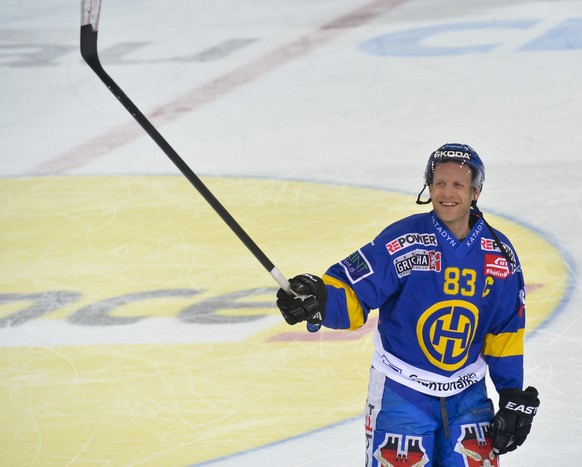 Der Davoser Reto von Arx laesst sich nach seinem 1000. NLA Spiel von den Fans feiern, im Eishockey Meisterschaftsspiel der National League A zwischen dem HC Davos und den ZSC Lions, am Samstag, 31. Ja ...