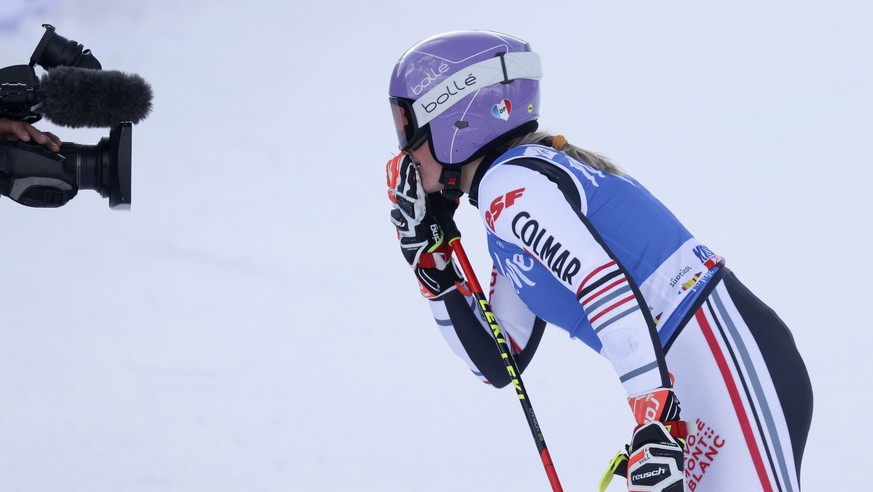 France&#039;s Tessa Worley celebrates at the finish area of an alpine ski, women&#039;s World Cup giant slalom, in San Vigilio di Marebbe, Italy, Tuesday, Jan. 26, 2021. (AP Photo/Alessandro Trovati)