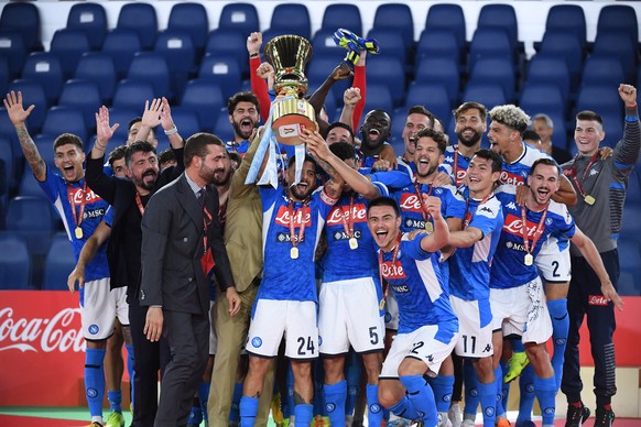 epa08492383 Players of Napoli celebrate with the trophy after winning the Italian Cup final soccer match between SSC Napoli and Juventus FC at the Olimpico stadium in Rome, Italy, 17 June 2020. Napoli ...
