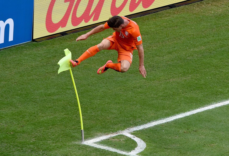 Huntelaars Freudensprung nach seinem verwandelten Elfmeter.