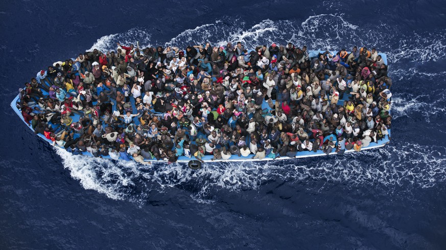 Ein völlig überfülltes Flüchtlingsboot.