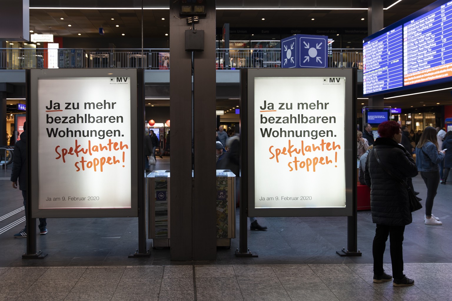 Plakate mit der Aufschrift &quot;Ja zu mehr bezahlbaren Wohnungen. Spekulanten stoppen!&quot; haengen im Hauptbahnhof in Bern, am Donnerstag, 6. Februar 2020. (KEYSTONE/Peter Klaunzer)