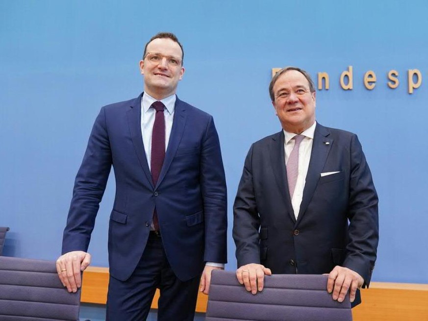 Der Ministerpräsident von Nordrhein-Westfalen, Armin Laschet, (r.) kandidiert als CDU-Parteichef, Gesundheitsminister Jens Spahn (l.) als sein Stellvertreter.