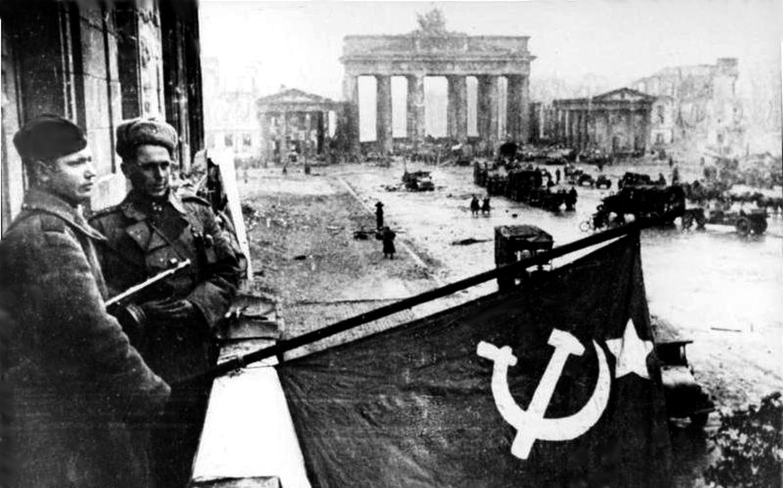 Aufnahme vom Balkon des Hotels Adlon: Die rote Armee bei der Einnahme Berlins, 1945.