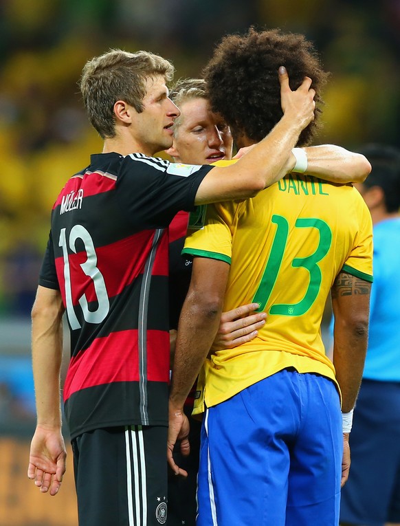 Müller und Schweinsteiger trösten den Brasilianer Dante.