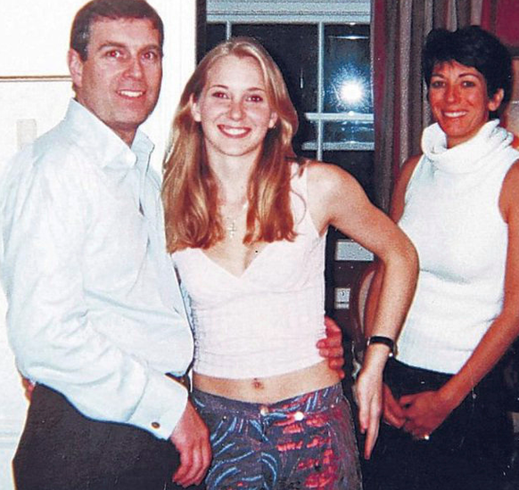 London 2001: Prinz Andrew mit der 17-jährigen Virginia Roberts, rechts Ghislaine Maxwell. Gemäss Andrew soll es sich beim Foto um eine Fälschung handeln.