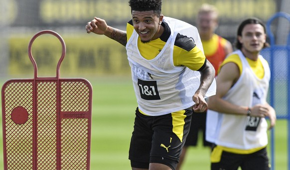 Dortmund&#039;s Jadon Sancho heads the ball during the first training session of German Bundesliga club Borussia Dortmund at the training grounds in Dortmund, Germany, Monday, Aug. 3, 2020. (AP Photo/ ...