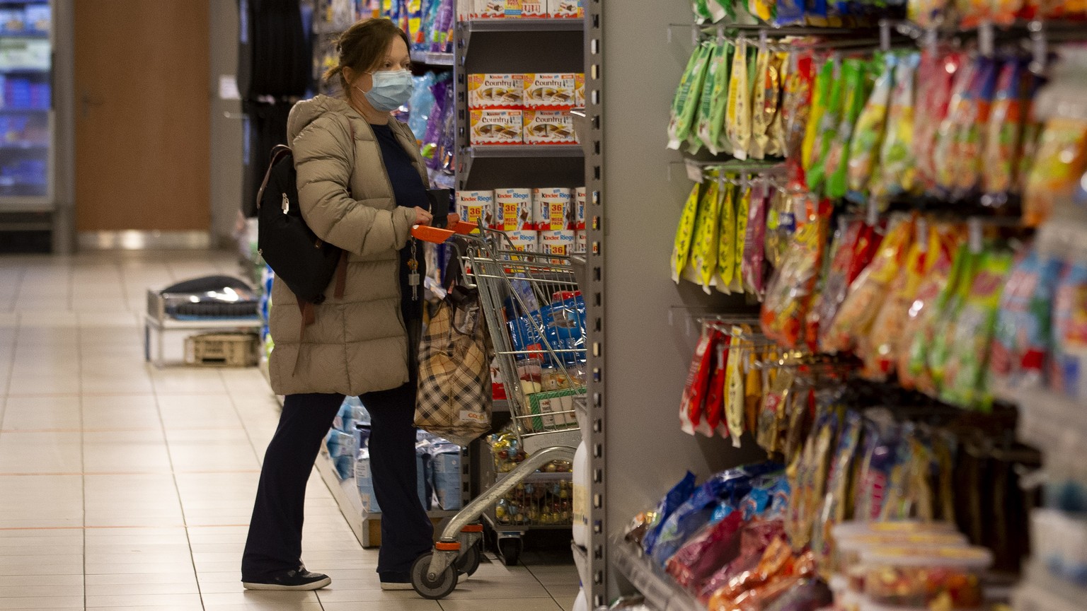Une information est mis en place dans le supermarche Migros du centre commercial de Migros Balexert afin de canaliser les clients pour respecter les regles l&#039;office federale de la sante publique  ...