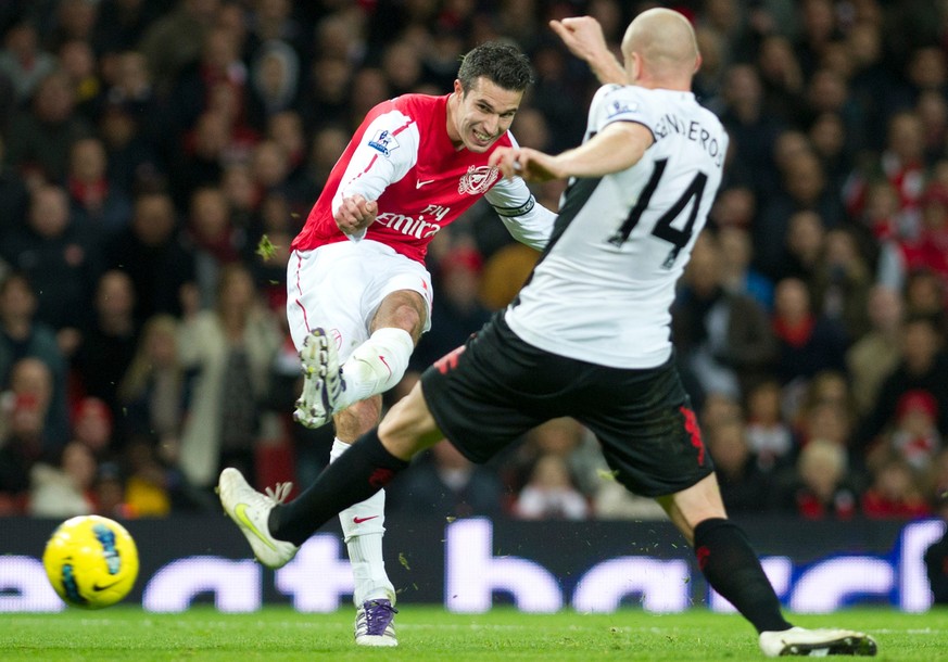 Arsenal&#039;s Robin van Persie, left, shoots past Fulham&#039;s Fulham&#039;s Philippe Senderos during their English Premier League soccer match at the Emirates stadium in London, Saturday, Nov. 26,  ...