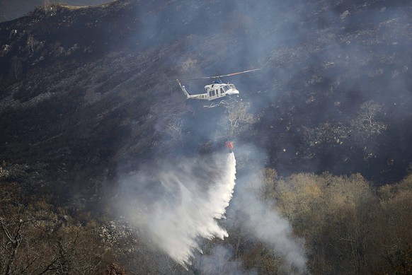 Ein Helikopter im Kampf gegen die Flammen in Fresneda in Kantabrien.