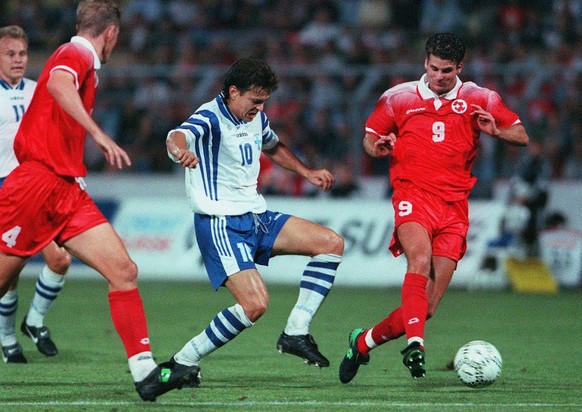 Jari Litmanen (center) of Finland fights for the ball with Stephane Henchoz (left) and Mario Cantaluppi of Switzerland, during the World championships qualifying soccer match Switzerland against Finla ...