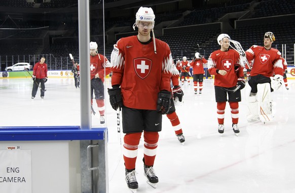 Switzerland&#039;s players defender Mirco Mueller, left, defender Ramon Untersander, 2nd right, and defender goaltender Reto Berra, right, after the official team photo taken by the photographer of II ...