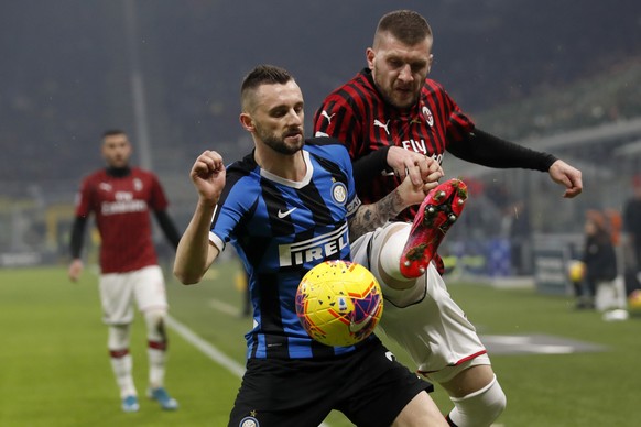 AC Milan&#039;s Ante Rebic, right, vies for the ball with Inter Milan&#039;s Marcelo Brozovic during the Serie A soccer match between Inter Milan and AC Milan at the San Siro Stadium, in Milan, Italy, ...