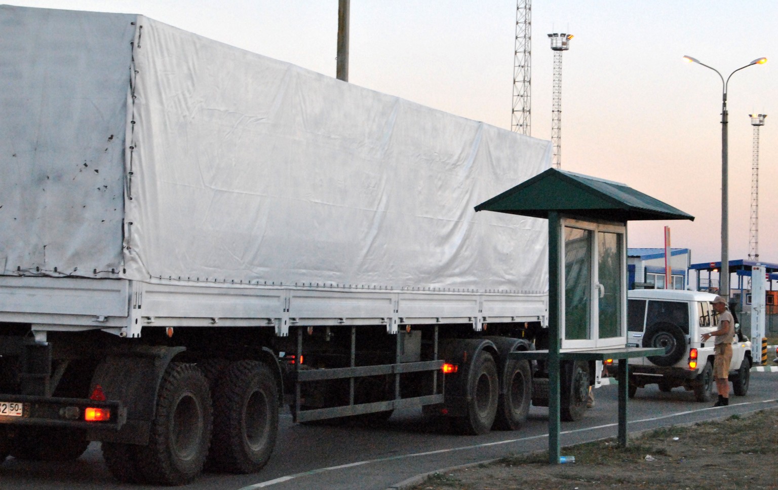 Ein Lastwagen des «weissen Konvois» bei der Einreise in die Ukraine am Zoll in Donetsk-Izvarino.