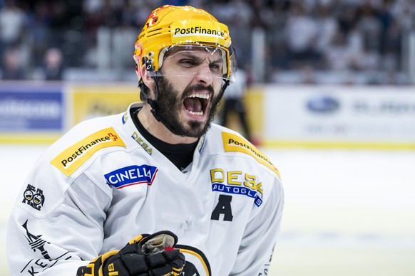 Luganos Maxim Lapierre feiert den 2-3 Sieg, im sechsten Eishockey Playoff-Finalspiel der National League zwischen den ZSC Lions und dem HC Lugano, am Mittwoch, 25. April 2018, im Zuercher Hallenstadio ...