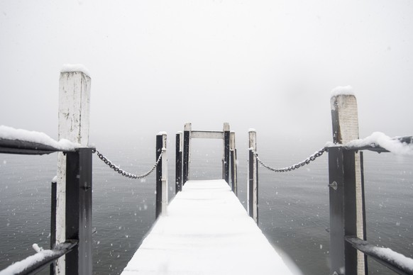Schneetreiben am Ufer des Luganersees, am Freitag, 4. Dezember 2020, in Lugano. Das Tessin ist am Freitagmorgen unter einer Schneedecke aufgewacht. Es galt Gefahrenstufe vier von fuenf. (KEYSTONE/Ti-P ...