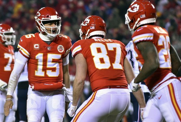 epa07304741 Kansas City Chiefs quarterback Patrick Mahomes (L) celebrates with teammate Travis Kelce (R) after a touchdown pass against the New England Patriots during the second half of the AFC Champ ...