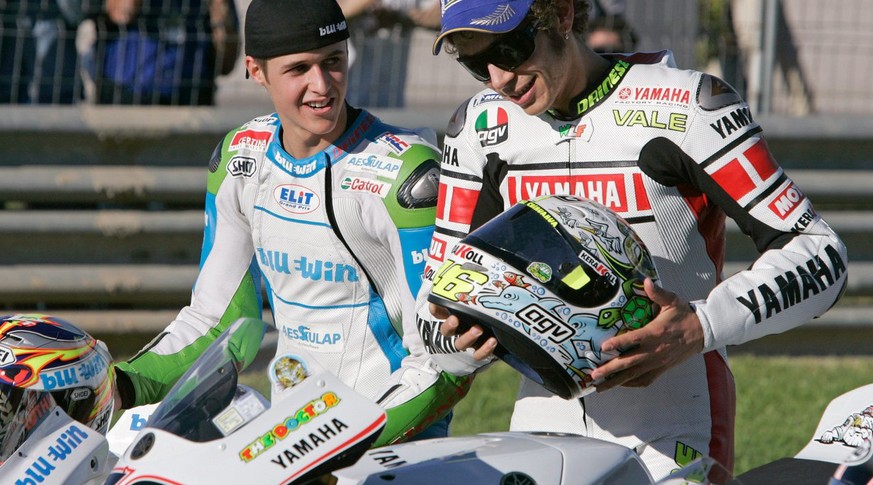 Das Büebli und der Superstar: 2005 feiert Tom Lüthi seinen 125ccm-Weltmeistertitel neben MotoGP-Champion Valentino Rossi.