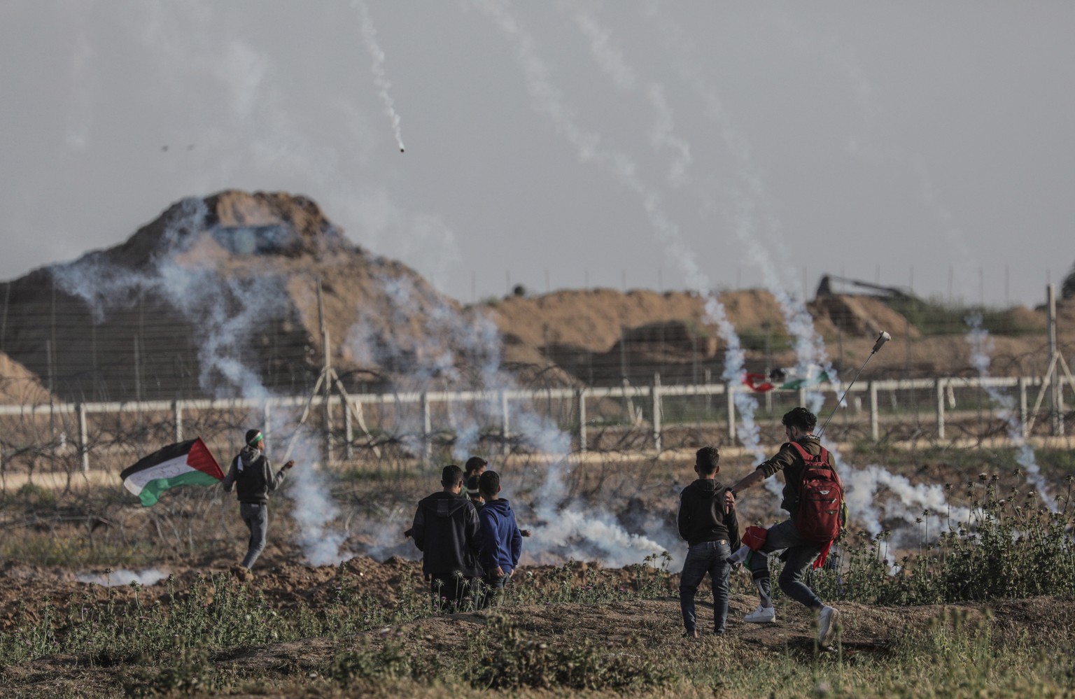 epa07516399 Palestinians protesters take part during clashes after Friday protests near the border between Israel and Gaza Strip, eastern Gaza Strip on, 19 April 2019. Palestinian protesters call for  ...