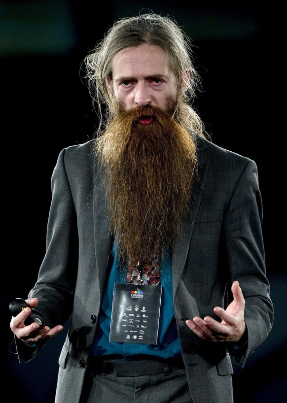 epa02405174 English author and biomedical gerontologist Aubrey de Grey gestures during his speech at the opening of the I Congress of Brilliant Minds at the Tradeshow and Congress Centre of Malaga, in ...