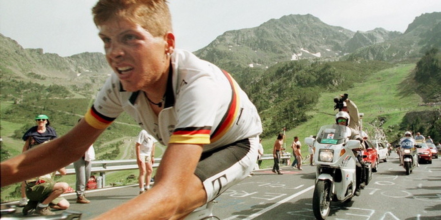 Jan Ullrich faehrt am Dienstag (15.07.1997) auf der zehnten Etappe der Tour de France den Schlussanstieg zum Ziel in Andorra hinauf. Ullrich gewinnt den Tagesabschnitt von Luchon ins spanische Andorra ...
