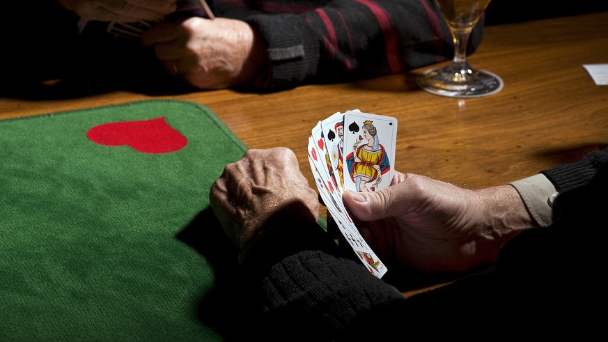 Elderly men play the traditional Swiss card game &quot;Jassen&quot; at the restaurant Ochsen in Luetzelflueh in the canton of Berne, Switzerland, pictured on February 6, 2009. (KEYSTONE/Xavier Gehrig) ...