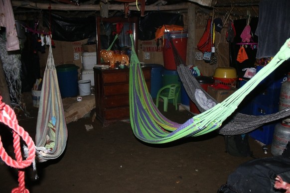 Für die unplanmässige Übernachtung stellt uns eine nette Kuna-Familie in einer Holzhütte Hängematten zur Verfügung. Geld akzeptieren sie für die gute Tat nicht.