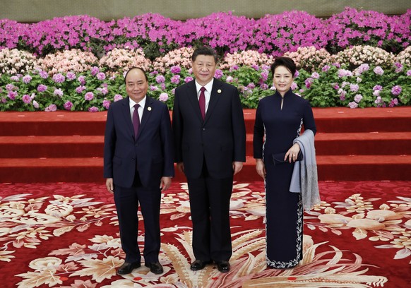epa07530324 Vietnam&#039;s Prime Minister Nguyen Xuan Phuc (L) is welcomed by Chinese President Xi Jinping (C) and his wife Peng Liyuan for a welcoming banquet at the Belt and Road Forum at the Great  ...