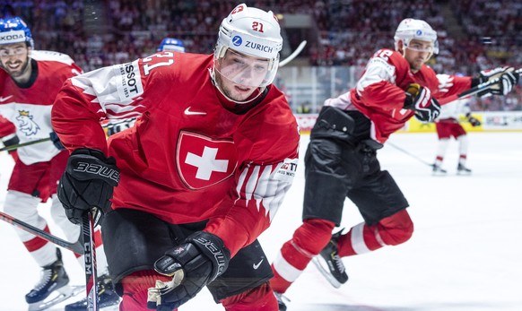 epa07589098 Switzerland&#039;s Kevin Fiala (C) in action during the IIHF World Championship group B ice hockey match between the Czech Republic and Switzerland at the Ondrej Nepela Arena in Bratislava ...