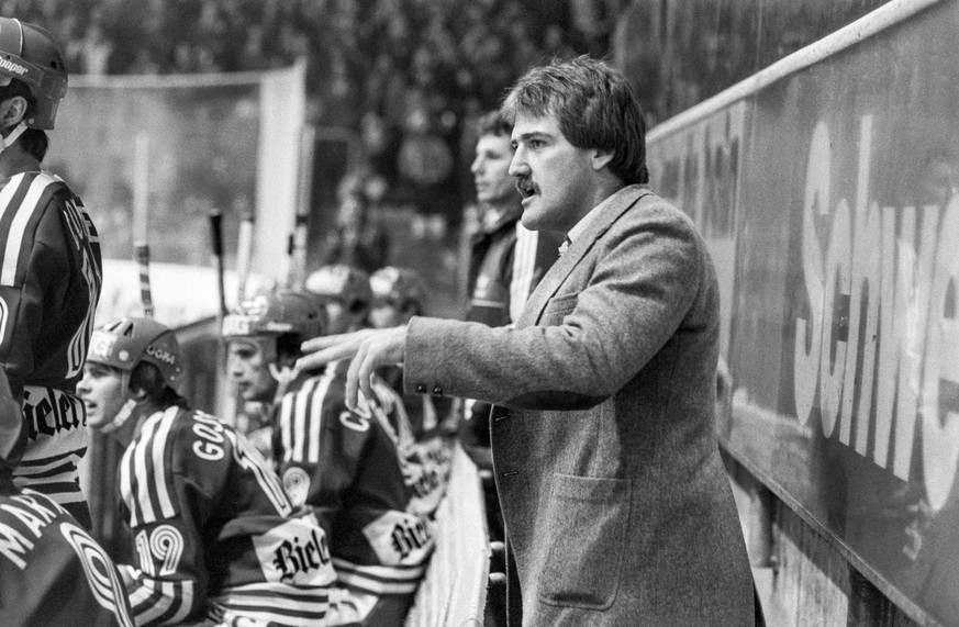 Kent Ruhnke, Eishockey-Trainer EHC Biel, ist mit seinem Team auf Meisterkurs, aufgenommen im Februar 1983. (KEYSTONE/Str)