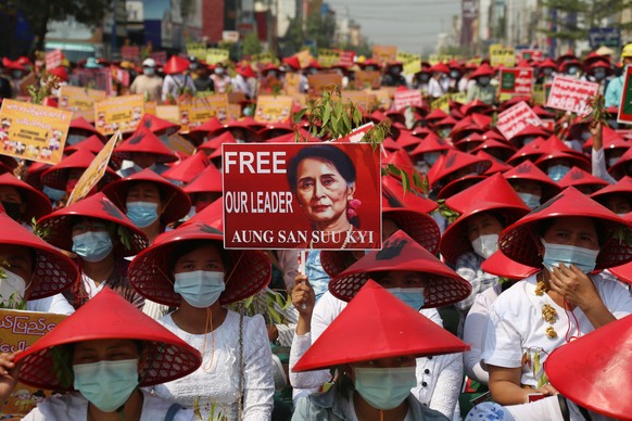 epaselect epa09041833 Demonstrators hold placards calling for the released of detained civilian leader Aung San Suu Kyi during a protest against the military coup in Mandalay, Myanmar, 28 February 202 ...